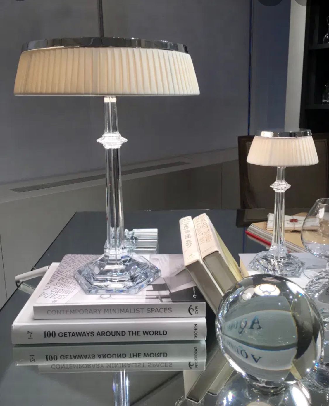 Detailaufnahme einer stilvollen Tischlampe mit schimmerndem Lampenschirm und elegantem Fuß.