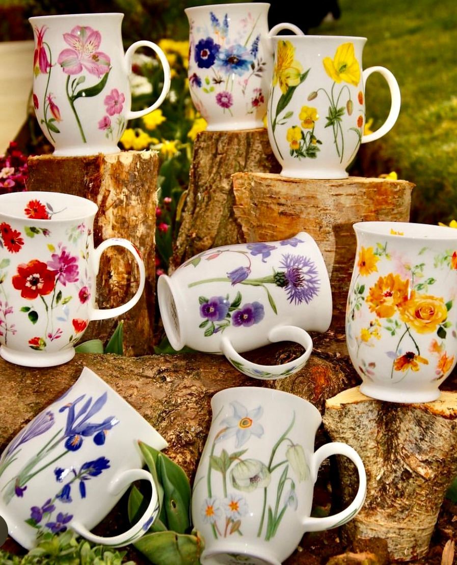 Hochwertige, detailreich verzierte Becher und Tassen aus dem Hause Dunoon.