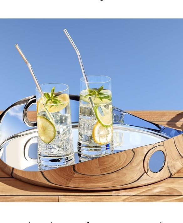 Moderne Cocktailgläser auf einem verspiegeltem Tablett  mit erfrischenden Getränken.