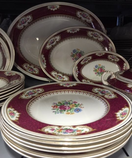 Ansprechend dekoriertes Teller-Set für jedlichen Bedarf.