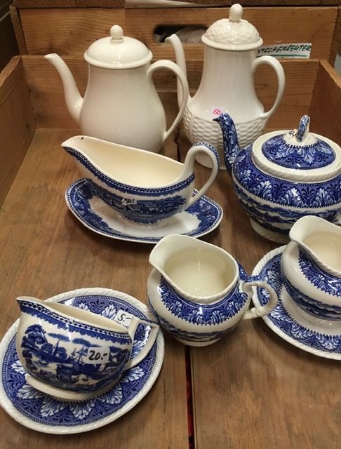 Klassisches Tee-Service aus kunstvoll gestaltetem Porzellan.