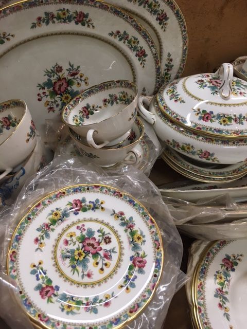 Vollständiges Geschirrset mit aufwendigen floralen Mustern aus vergangenen Tagen.