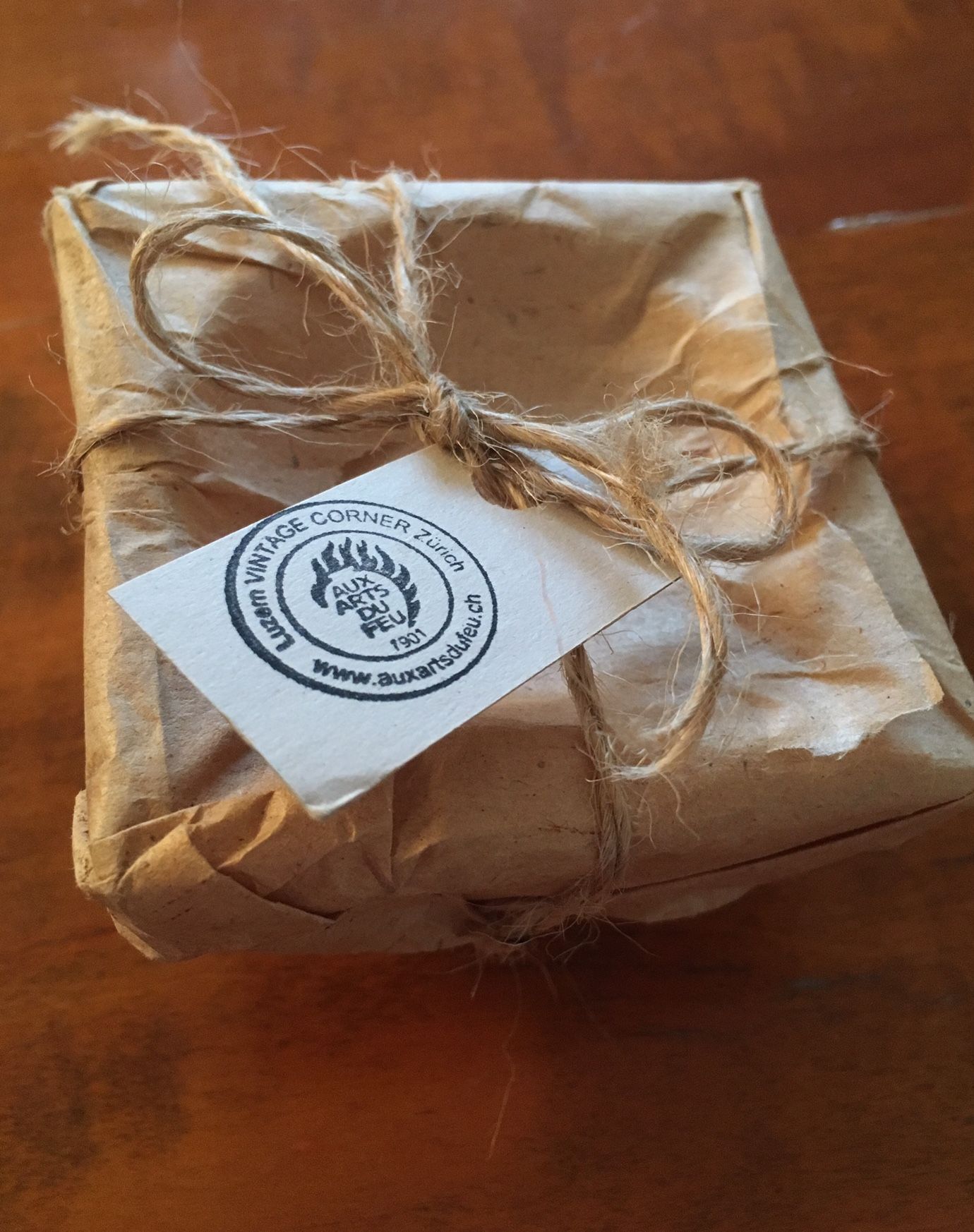 Liebevoll verpacktes Geschenk aus unserer Vintage Corner in Zürich.