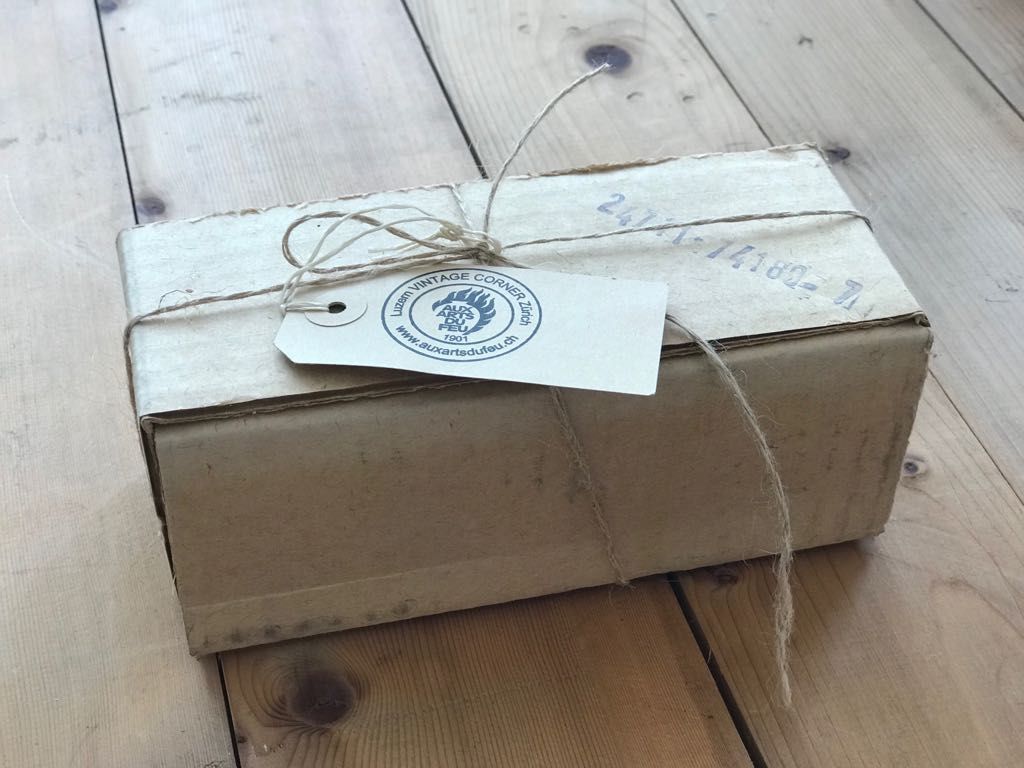 Liebevoll verpacktes Geschenk mit unbekanntem Inhalt aus unserer Vintage Corner in Zürich.