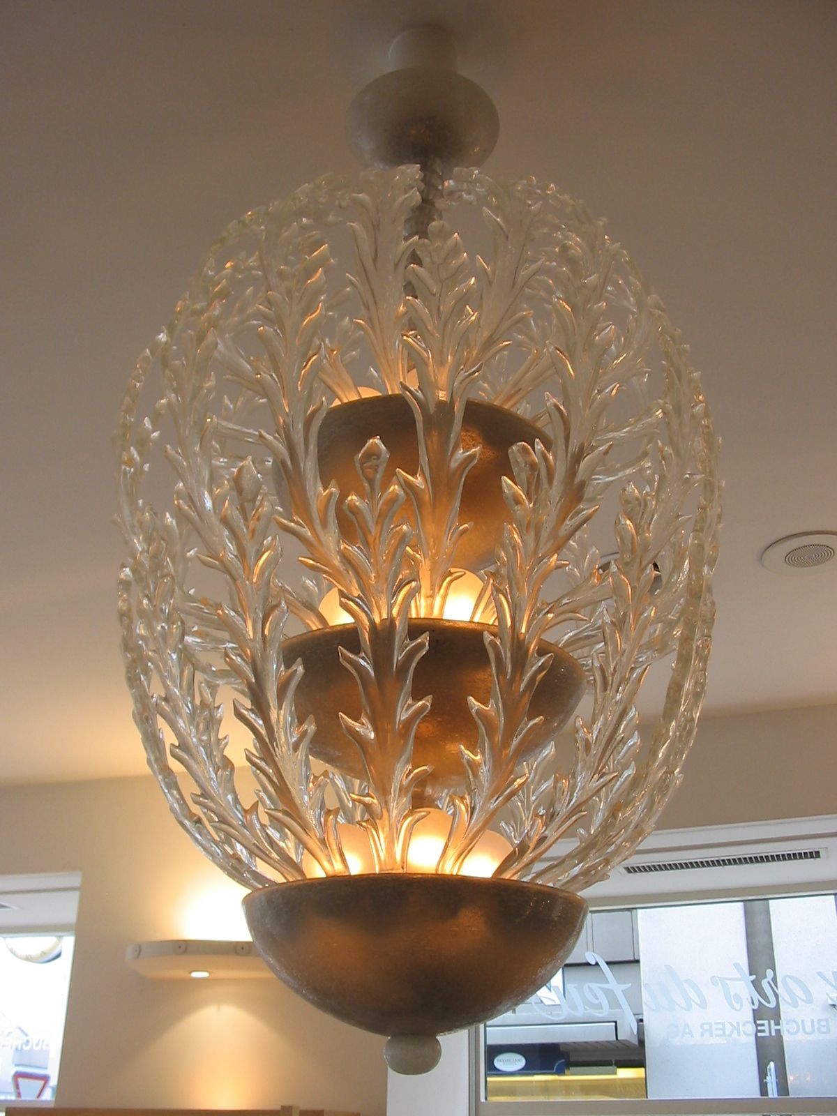 Zeitlose Deckenleuchte mit geometrischen Formen, die ein weiches, diffuses Licht im Raum verbreitet.