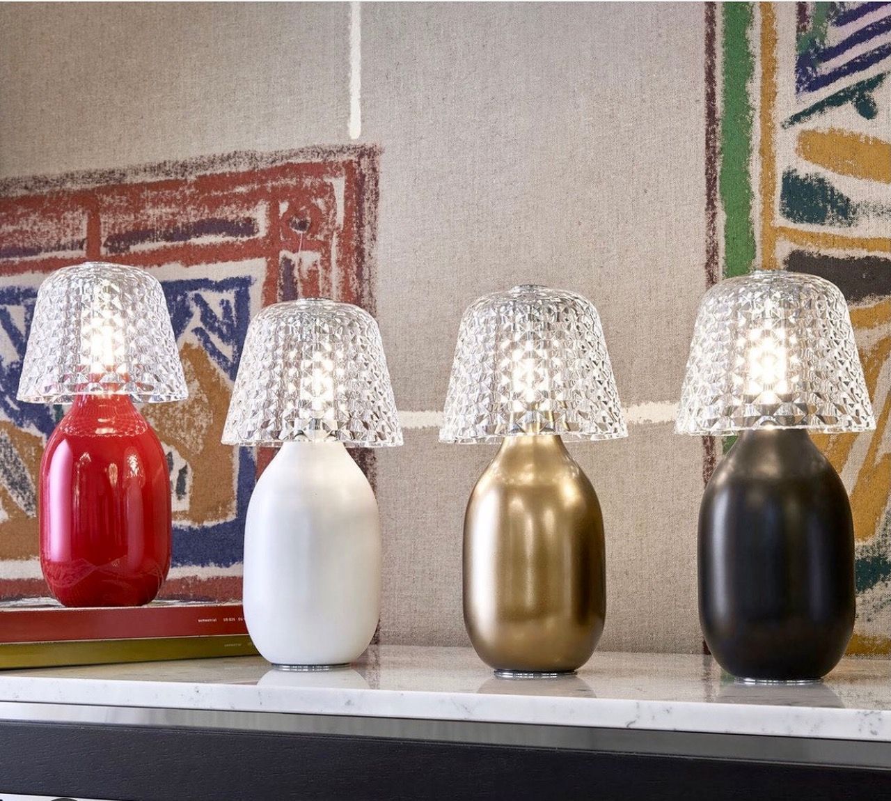 Kompakte, moderne Tischlampen mit schlichtem Design, ideal für den modernen Arbeitsplatz.