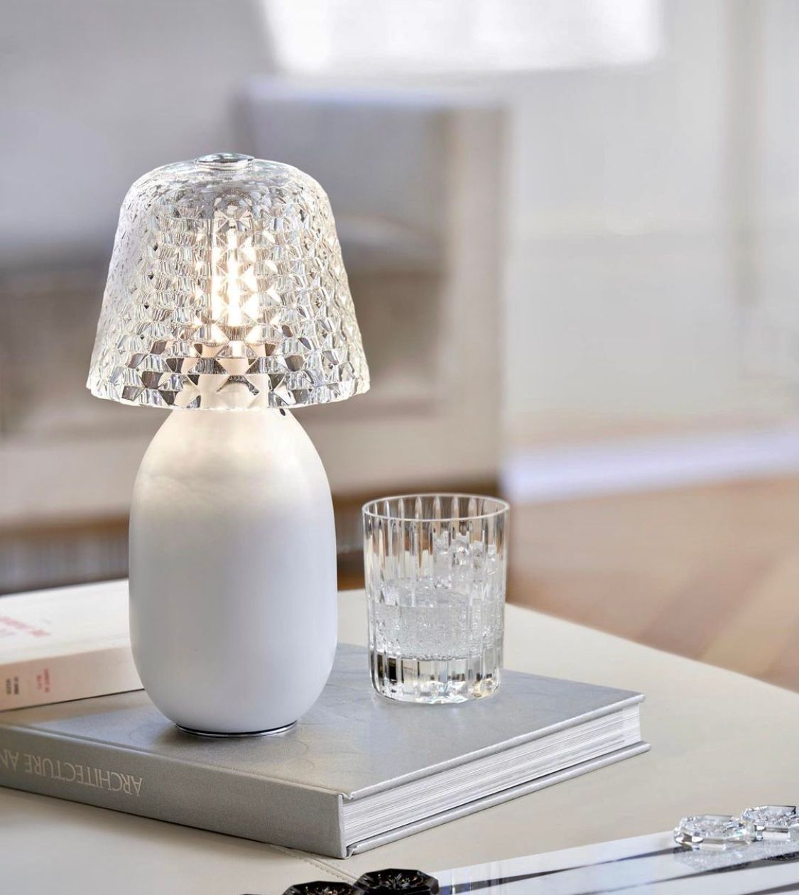 Detailaufnahme einer Tischlampe mit bemerkenswerten, künstlerisch gestalteten Details und einem weichen, beruhigenden Glühen.