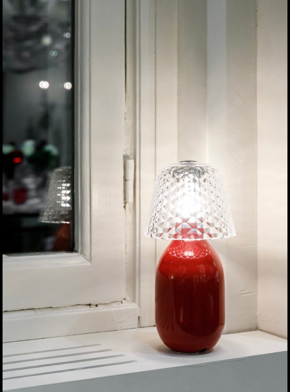 Zeitgenössische Tischlampe mit klaren Linien, Metallfuß und einem zylindrischen, weißen Lampenschirm.