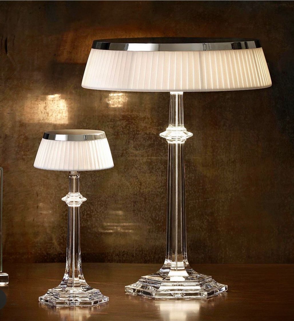 Detailaufnahme einer Tischlampe mit bemerkenswerten, künstlerisch gestalteten Details und einem weichen, beruhigenden Glühen.