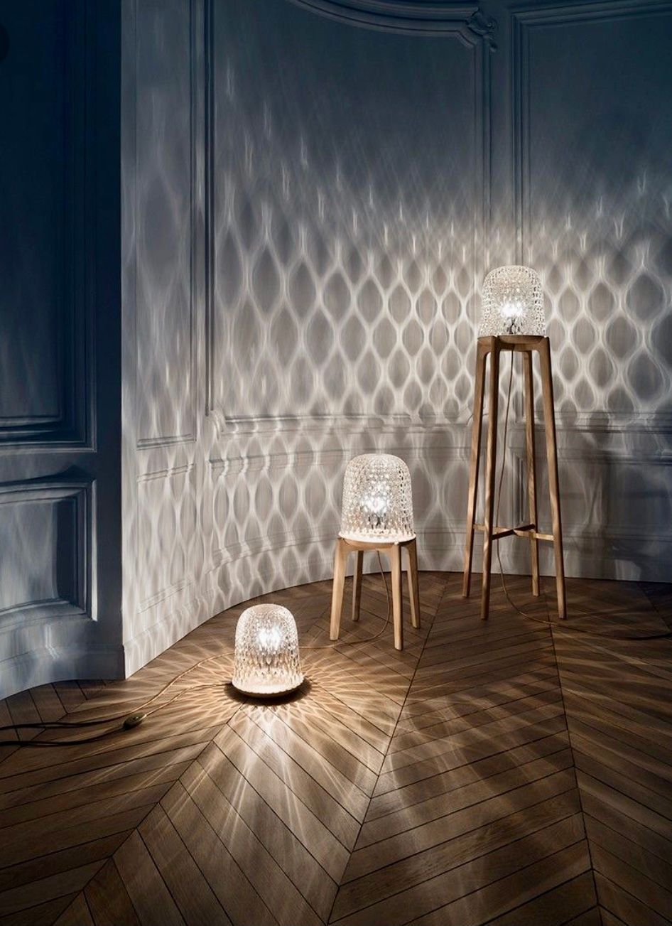 Gemütliches Ensemble aus Lampen mit gleichgestalteten Lampenschirmen, die ein warmes, koordiniertes Licht in einem modernen Wohnraum schaffen.