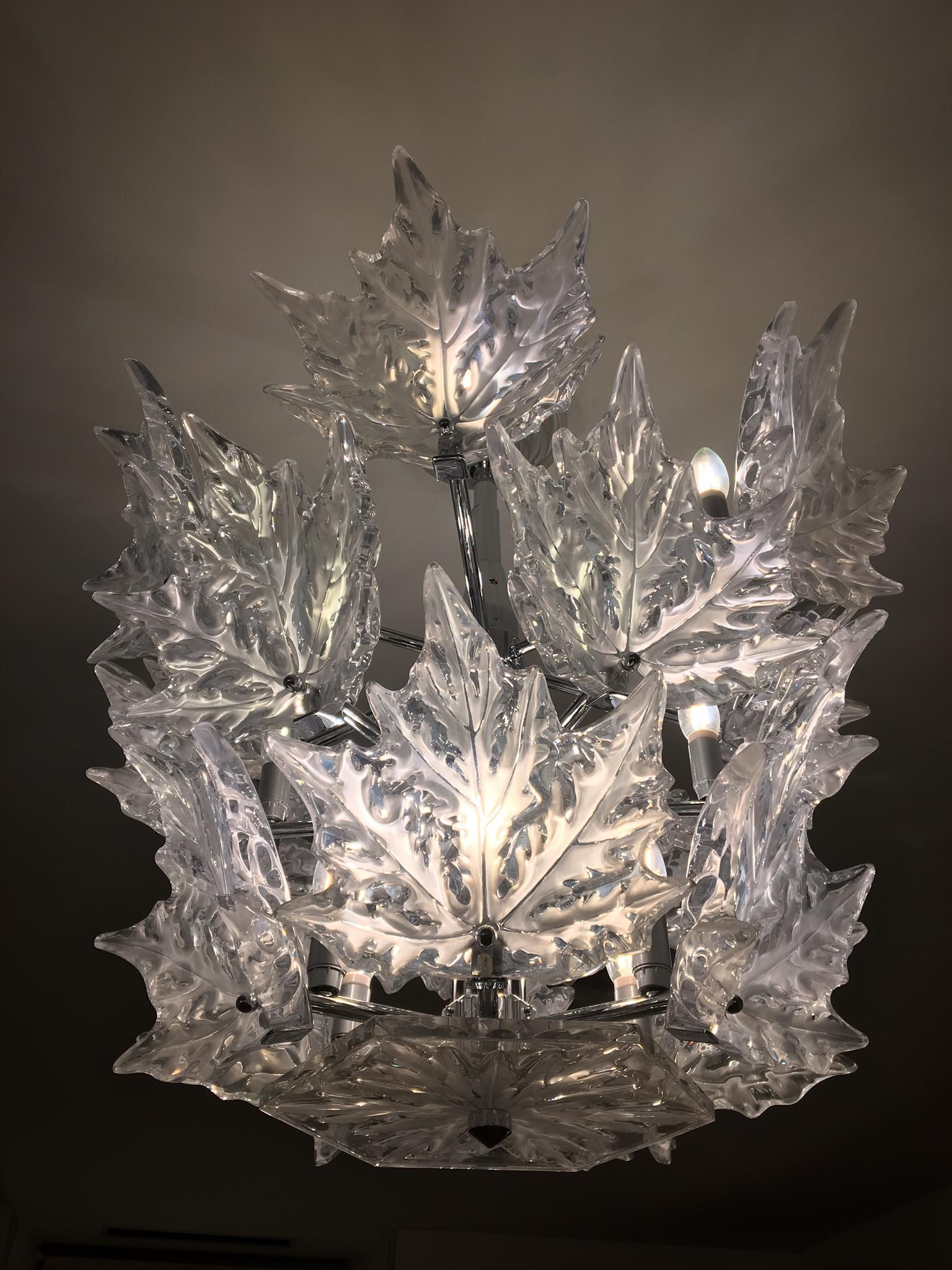 Stilvolle Deckenleuchte mit mehreren, in verschiedenen Höhen hängenden Pendeln, die einen dramatischen Lichteffekt kreieren.