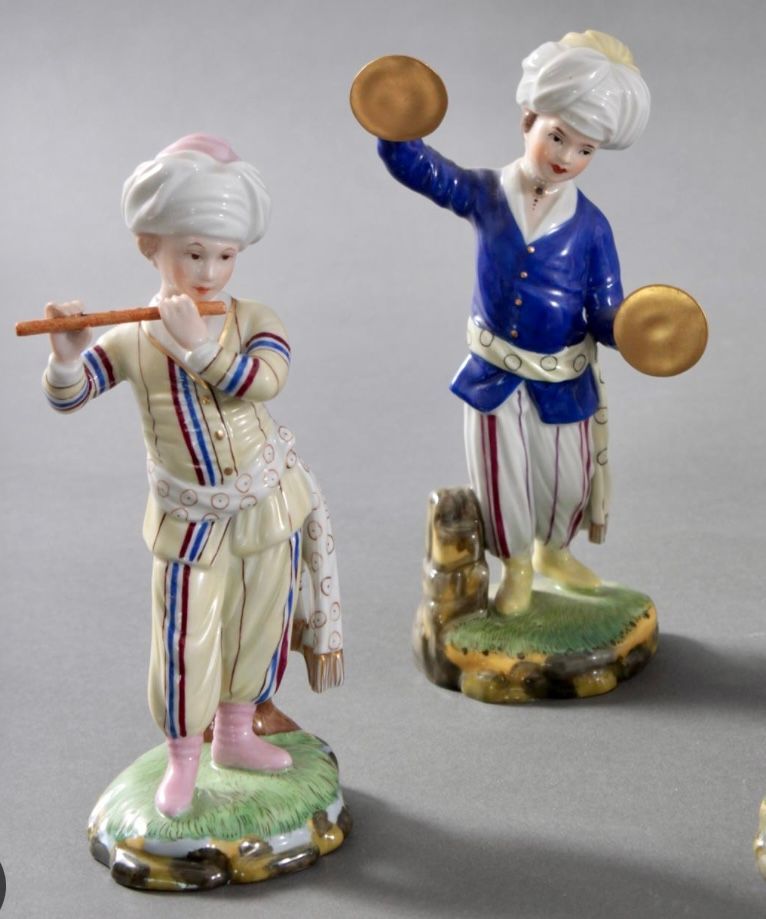 Handgemachtes, deutsches Porzellan von Höchster, bekannt für seine exquisite Qualität und Schönheit.