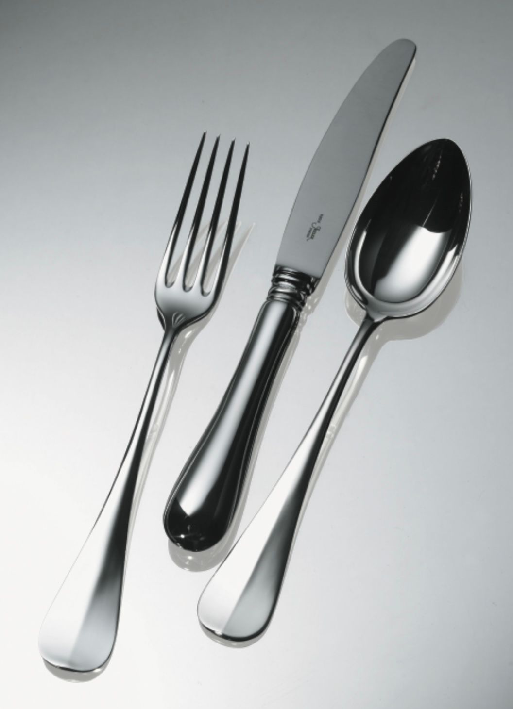 Hochwertiges Silberbesteck von Jezler, eine Verbindung von Schweizer Präzision und Eleganz.