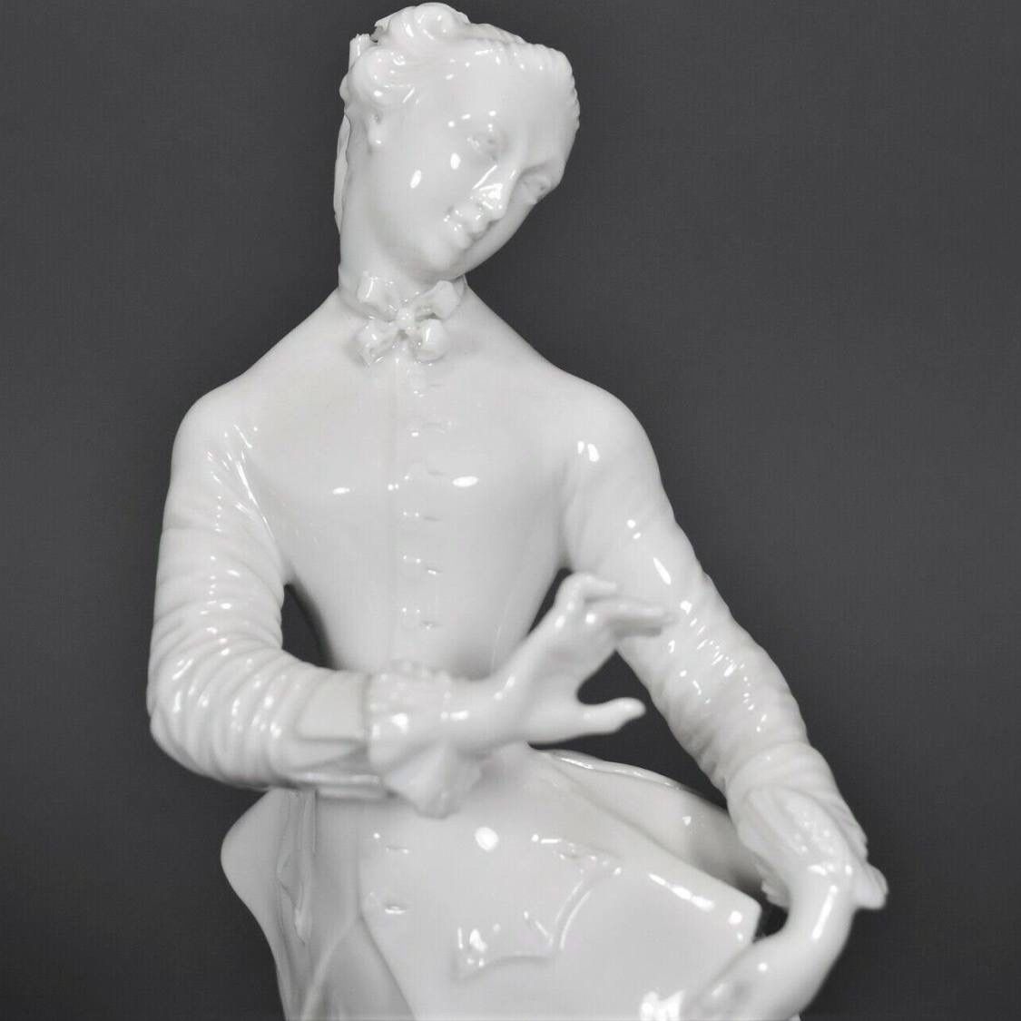 Handgefertigtes Porzellan von Nymphenburg, Symbol für Münchner Handwerkskunst und Luxus.