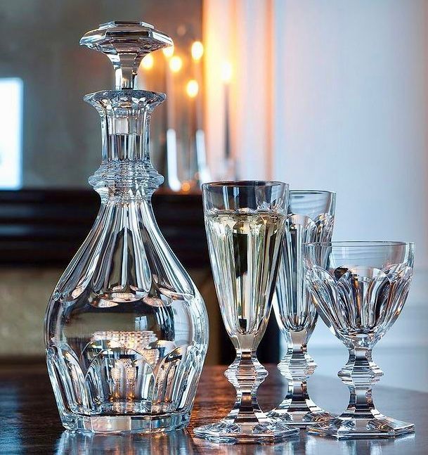 Meisterhaft geschliffene Kristallwaren von Baccarat, Synonym für französische Eleganz.