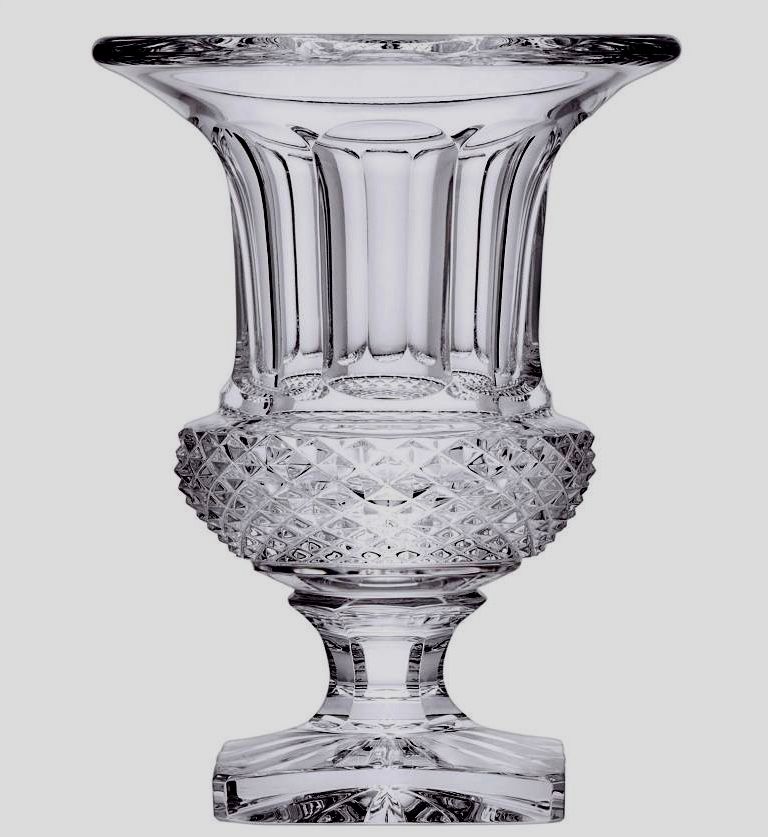 Klassisch-elegante Kristallwaren von Saint-Louis, eine Pracht französischer Glasbläserkunst.