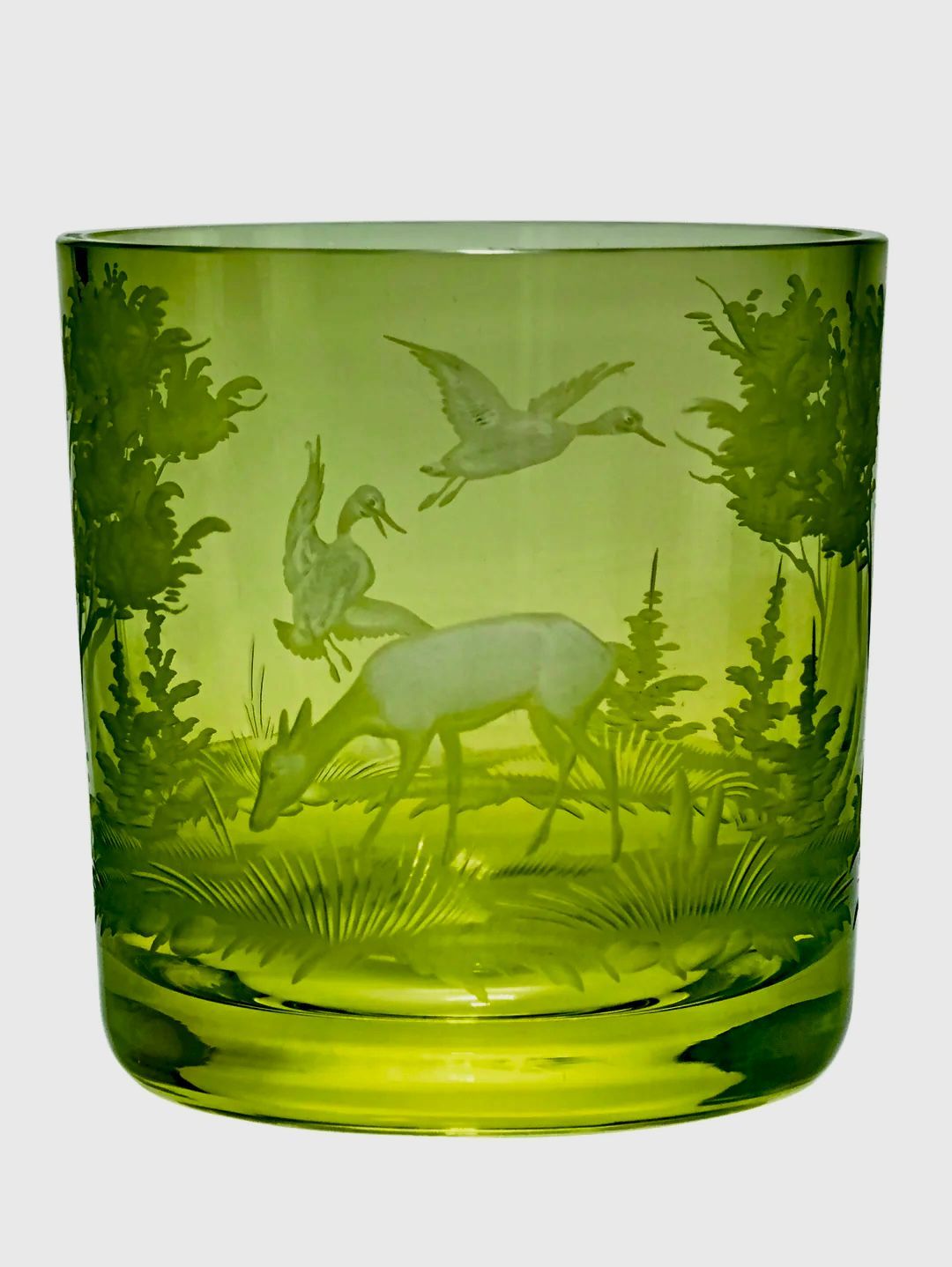 Handgefertigte Kristallglaswaren von Theresienthal, repräsentativ für deutsche Präzision und Eleganz.