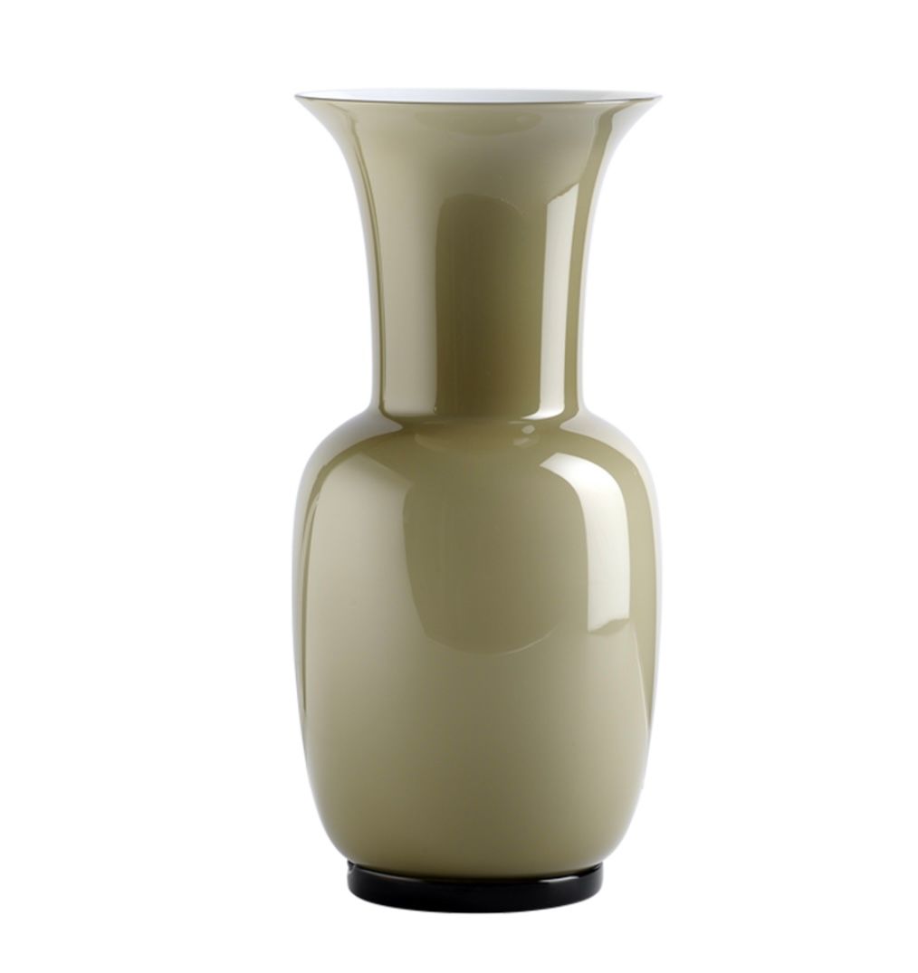 Italienische Glasbläserkunst von Venini, bekannt für ihre lebendigen Farben und innovativen Formen.