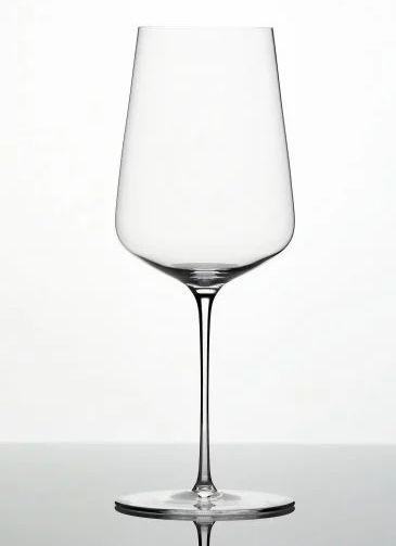 Zalto, österreichische Glaskultur, bekannt für ihre dünnen und dennoch robusten Glaswaren, die den Weingenuss verfeinern.