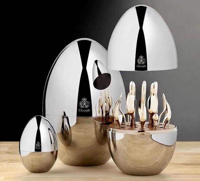 Luxuriöses Silberbesteck und Tischdekor von Christofle, vereint Handwerkskunst mit Eleganz.