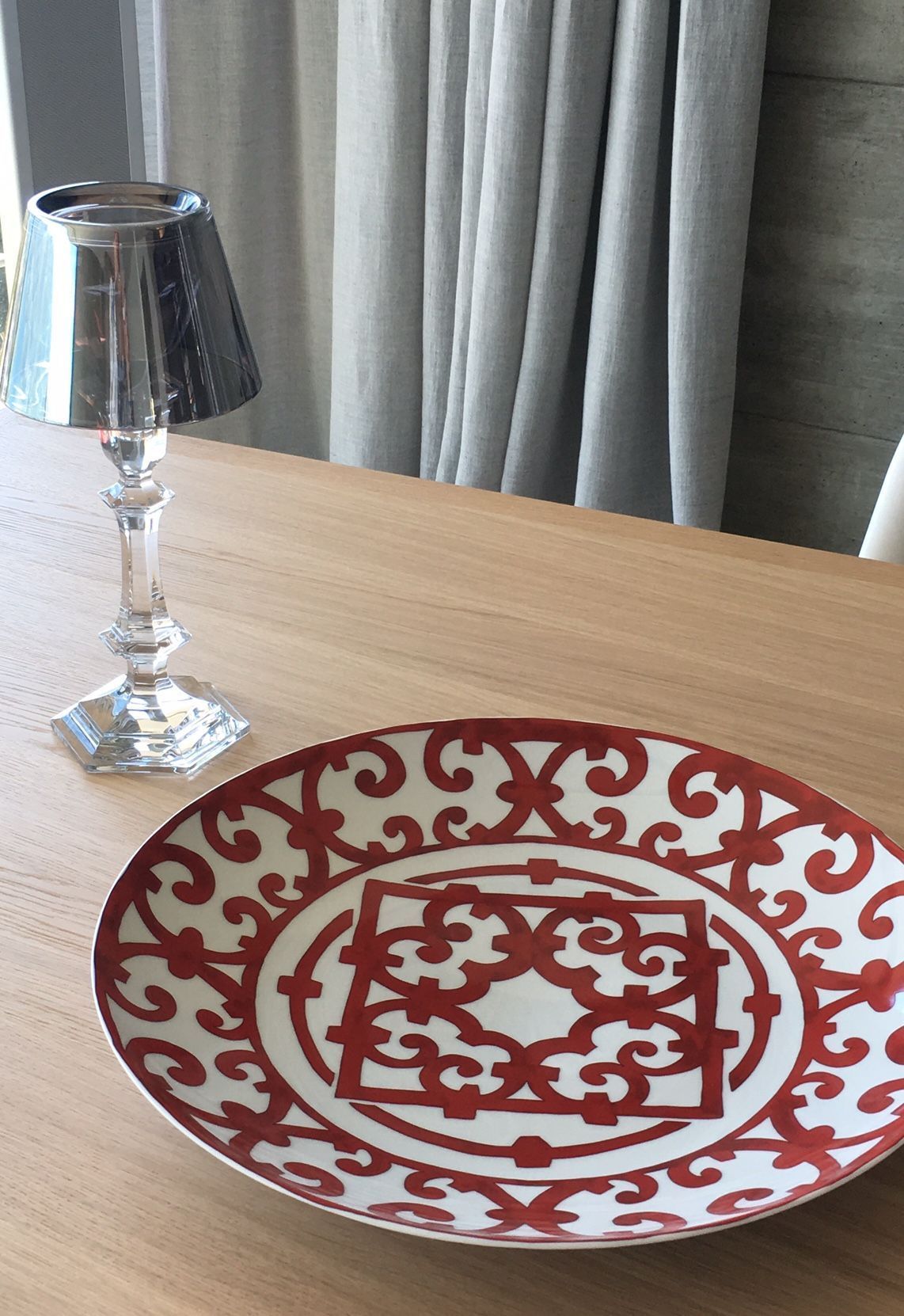 Aufwendig gestaltetes Geschirr mit ansprechenden Muster.