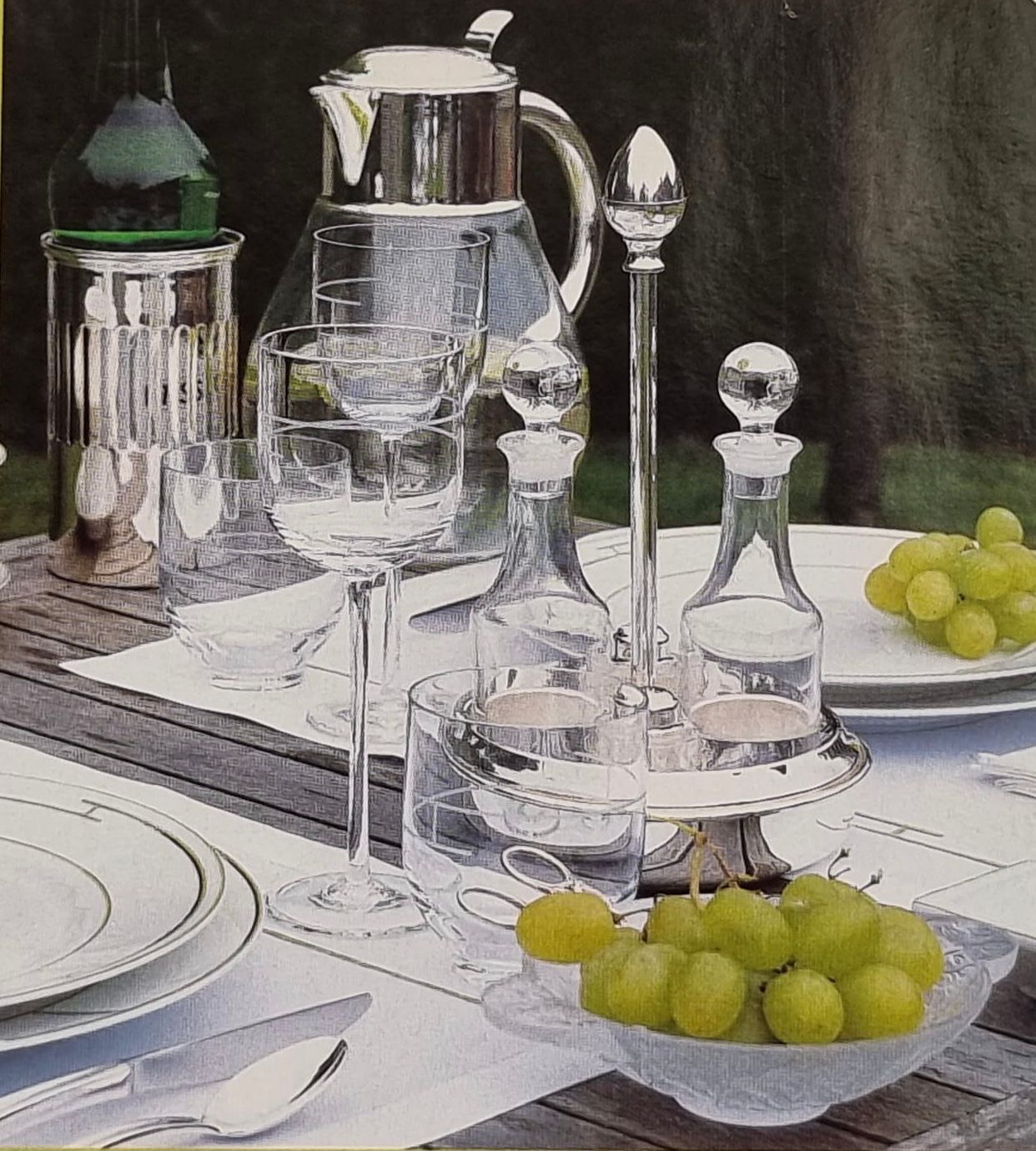 Elegant gedeckter Tisch mit feinem Porzellan, Silberbesteck und filigranen Gläsern.