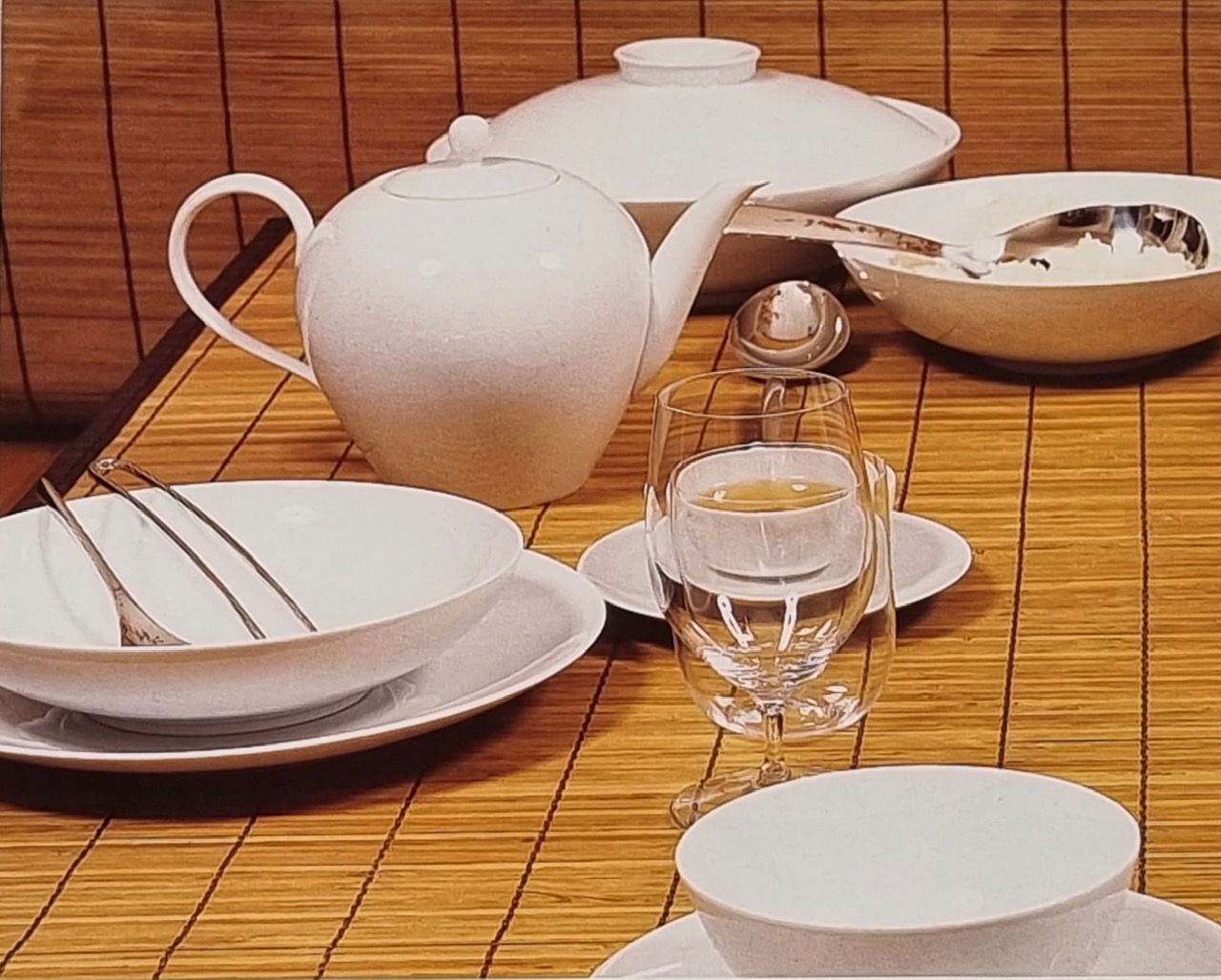 Klassisches Geschirr in Edelweiss für sämtliche Bedürfnisse zu Tisch.