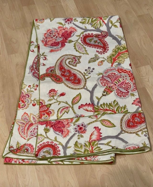 Erstklassige Tischedecken mit floralen Mustern für ihre heimischen Tafeln.