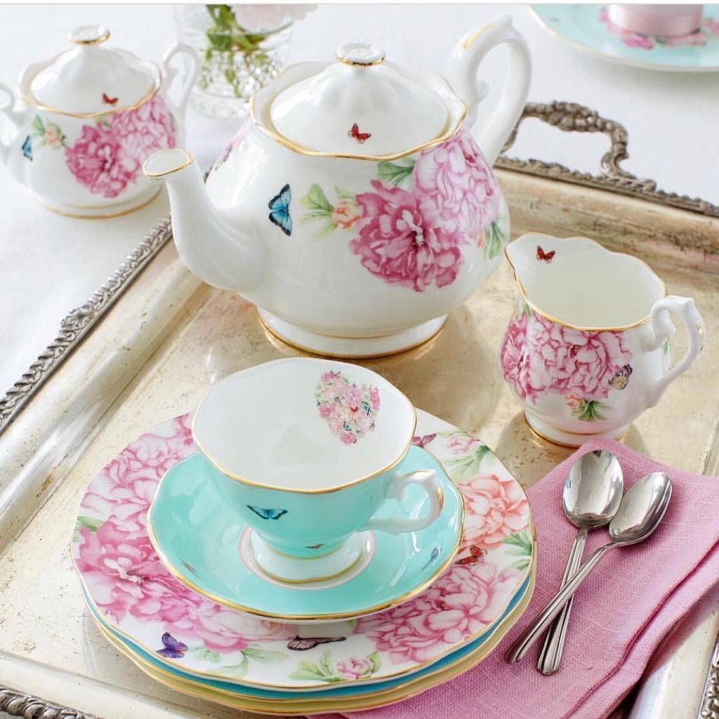 Traditionelles Tischgeschirr und Porzellan für zeitlose Ästhetik.