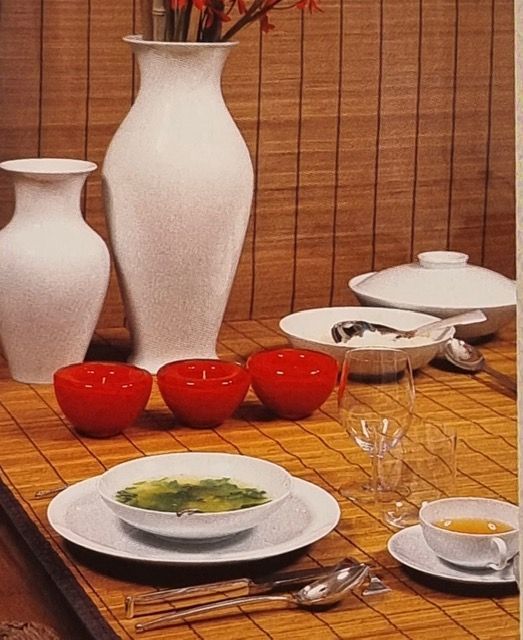 Impressionen eines festlich gedeckten Tisches mit hochwertigen Vasen im Fokus.