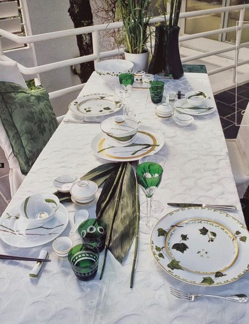 Eindrucksvoller Festtagstisch mit goldenen Akzenten, glänzenden Accessoires und reich verziertem Geschirr.