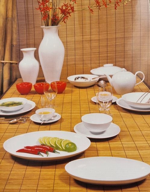 Harmonisches Tischensemble mit rustikalen Holzelementen, natürlicher Dekoration und unaufdringlichem Geschirr für eine lockere Atmosphäre.