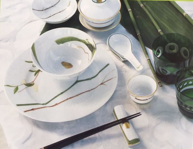 Eindrucksvoller Festtagstisch mit goldenen Akzenten, glänzenden Accessoires und reich verziertem Geschirr.