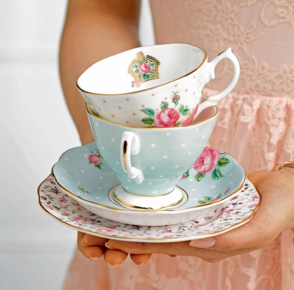 Traditionelles Tee-Service mit floralen Mustern aus farbigem Porzellan.