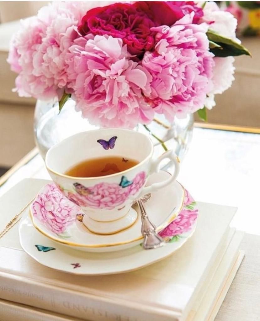 Romantisches Tischsetting mit Rosen und delikatem Porzellan und für einen besonderen Anlass.