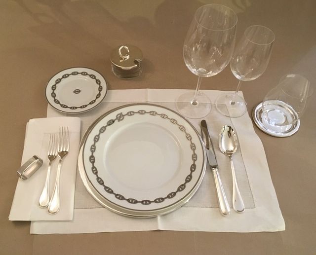 Puristisches Tischsetting mit minimalistischem Geschirr, schlichtem Besteck und dezenten Farbakzenten für eine moderne Ästhetik.