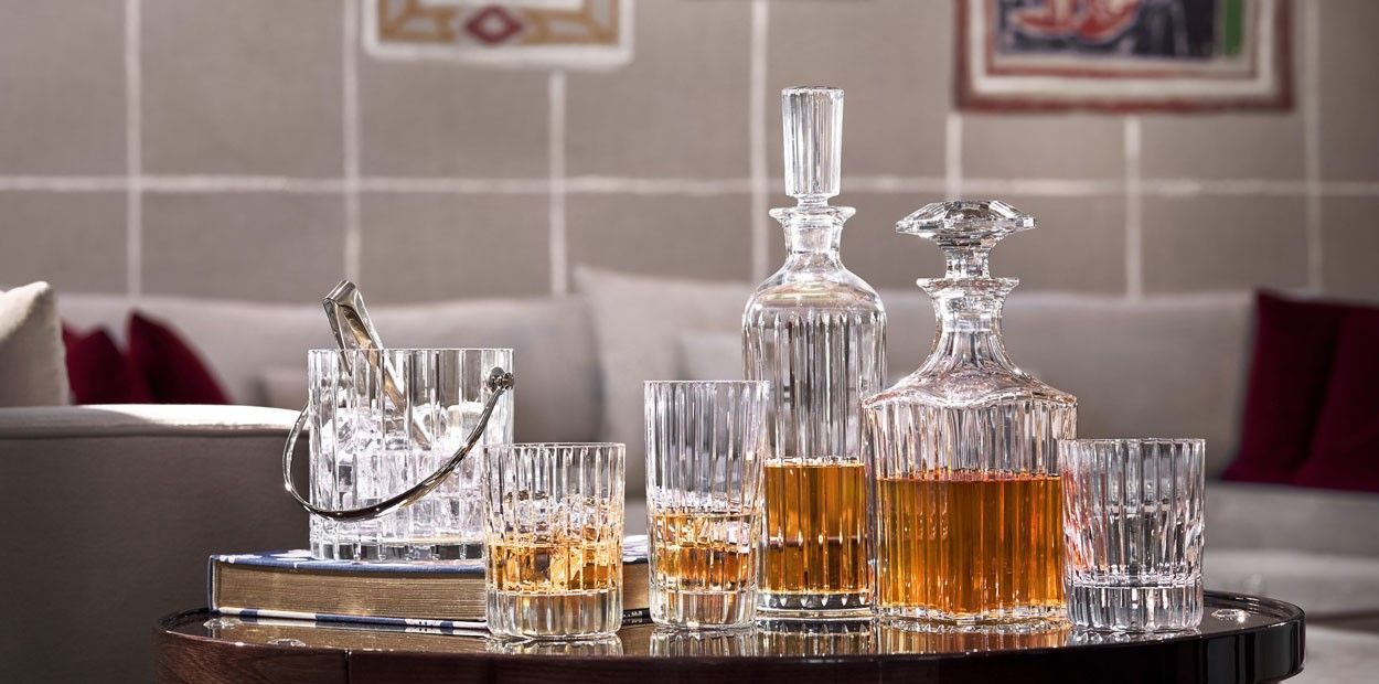Individuelle Krsitallglaswaren zu stilvollen Aufbewahrung Ihrer edelsten Tropfen.