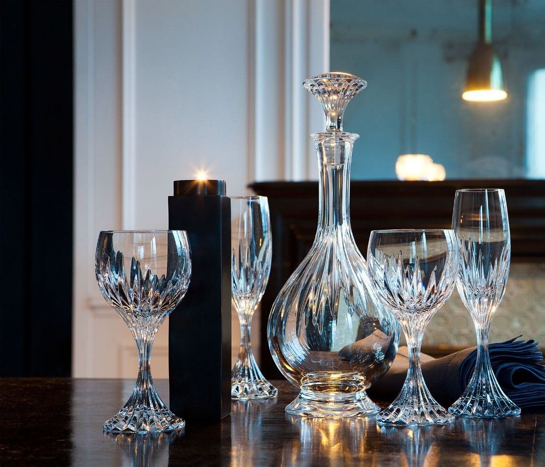 Gourmet-Glaswarenset, inklusive Weingläser, Tumbler und Karaffe, in brillantem Kristall.