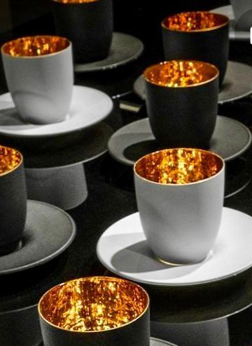 Edle und moderne Teelichtständer in schwarz und weisse für moderne Ästhetik.