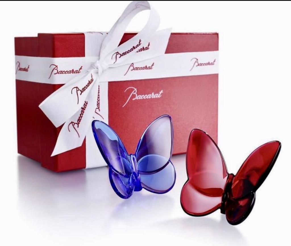 Kunstvoll verpacktes Geschenk mit Gläsernen Schmetterlingen ind blau und rot.