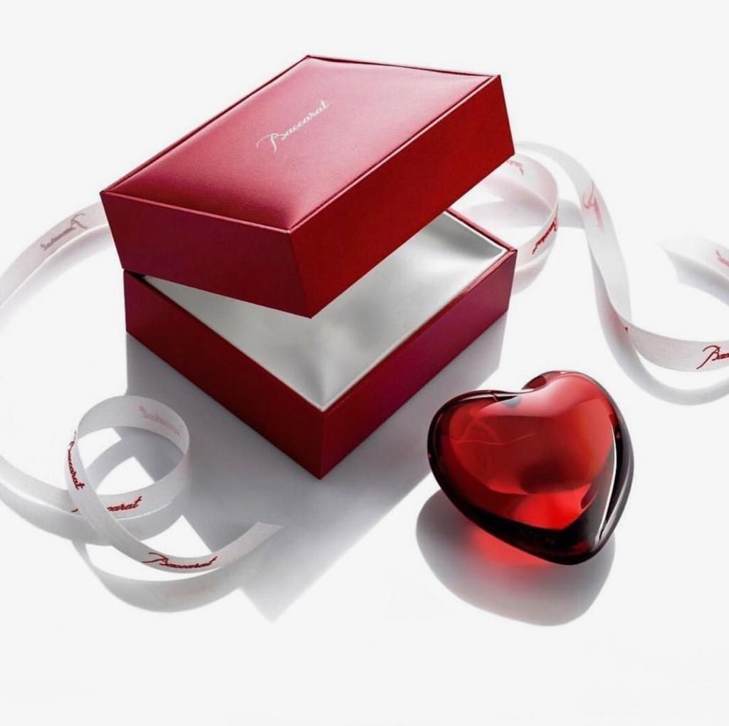 Luxuriöses Geschenkset, präsentiert in einer eleganten Box, beinhaltet ein rotes Herz aus Glas.