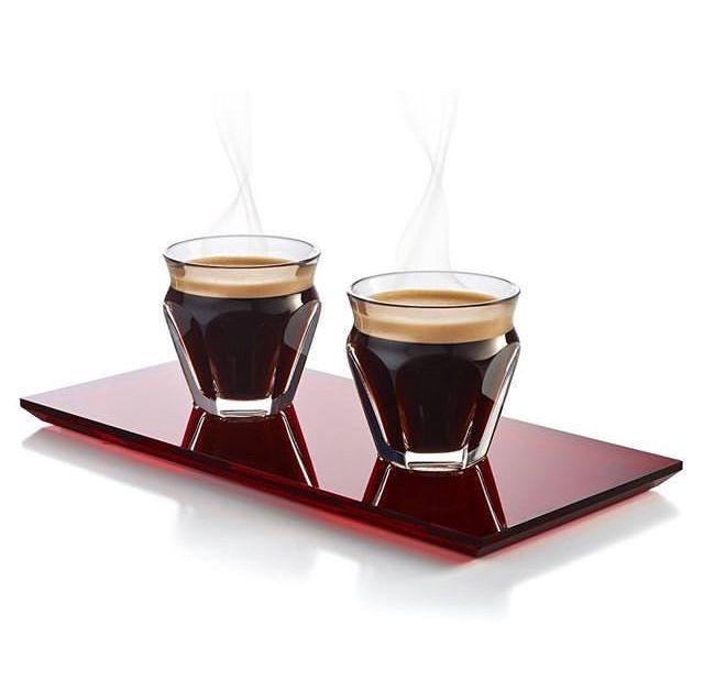 Erstklassige Mokkagläser auf einem puristischem Tablett für den alltäglichen Kaffeegenuss.