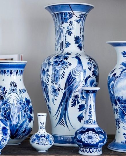 Charmante, handbemalte Keramiken von Delft, eine Hommage an die niederländische Handwerkskunst.