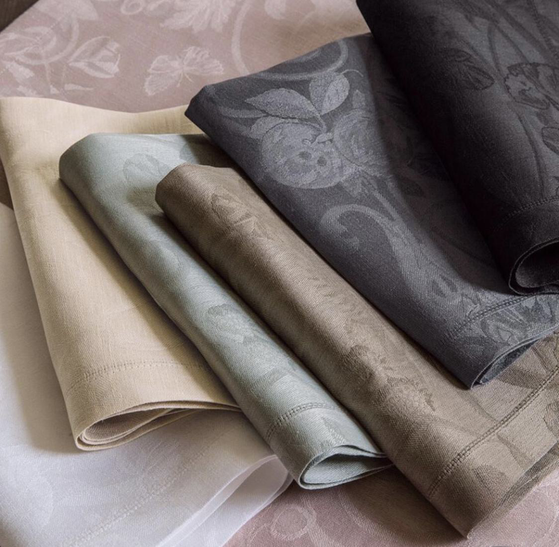 Raffinierte und farbenprächtige Tischwäsche von Le Jacquard Français, die französische Lebensart zelebrierend.