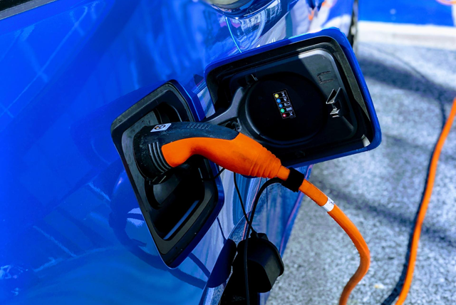 Installation d'une borne de recharge pour véhicules électriques par un  professionnel Qualifelec près de chez vous à proximité d'Aix en Provence et  Marseille - Came Automatisations Services - AS13