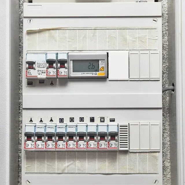Un primer plano de una caja eléctrica con una pantalla digital que dice 26.