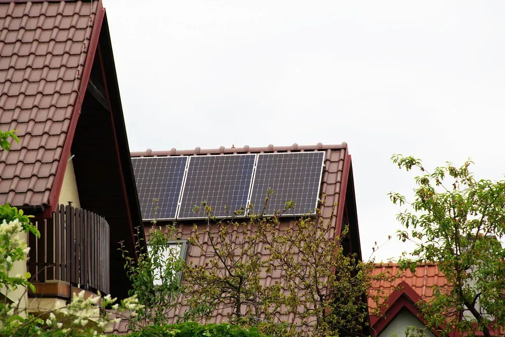 Una casa con paneles solares en el techo.