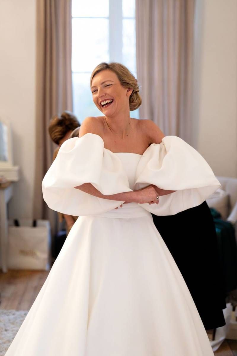 Une femme essaie une robe de mariée