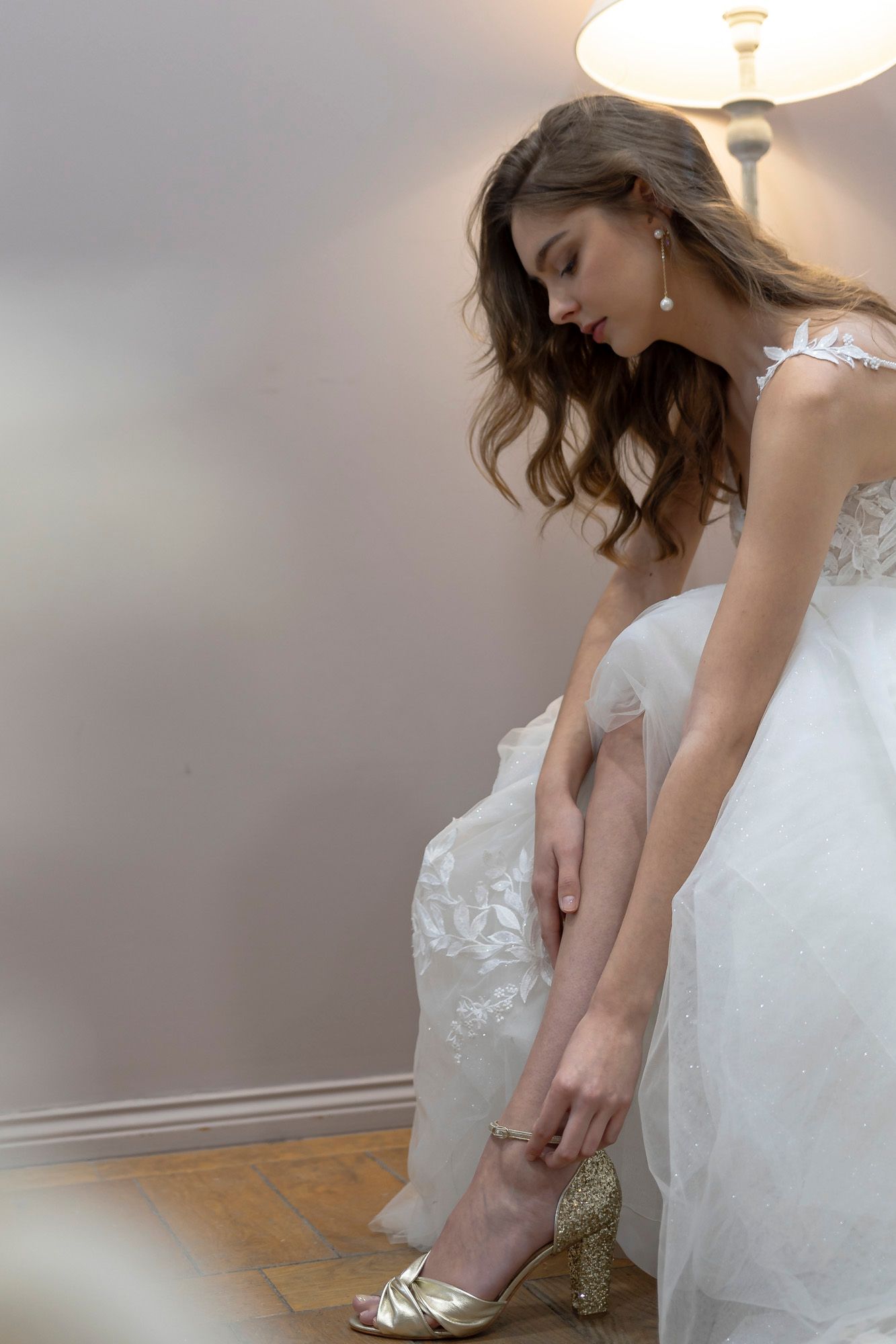 Une femme essaie des chaussures