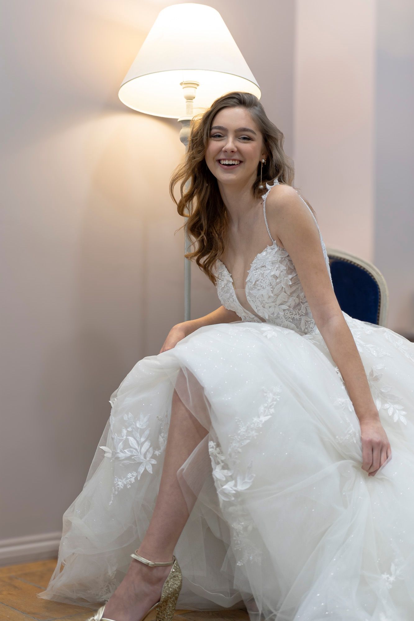 Femme en robe de mariée essaie des chaussures